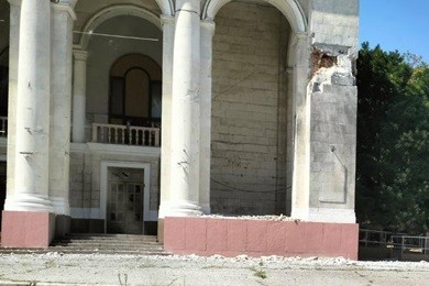 У Херсоні через російські обстріли пошкоджено церкву та театр